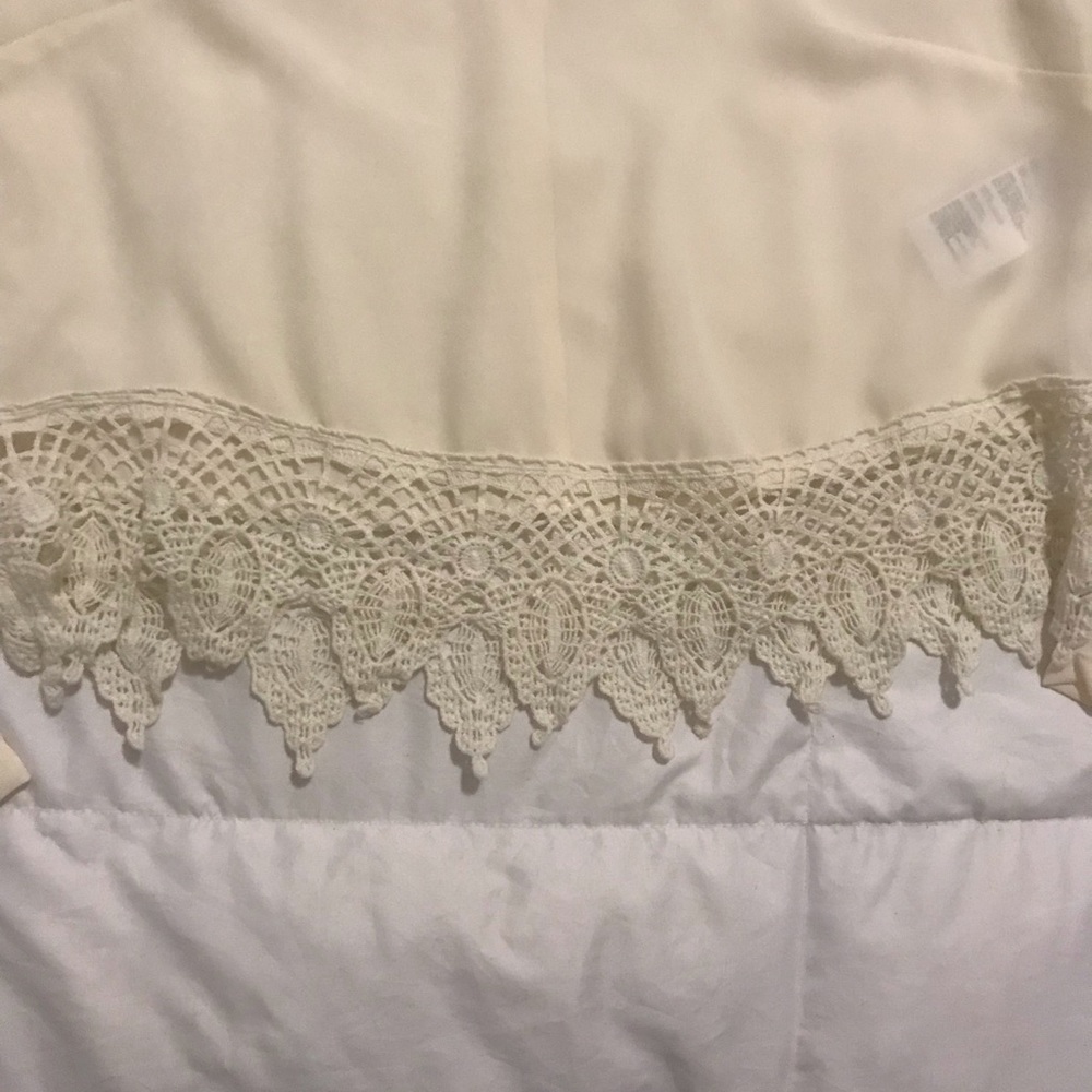 Cream colored crop blouse - Picture 4 of 4
